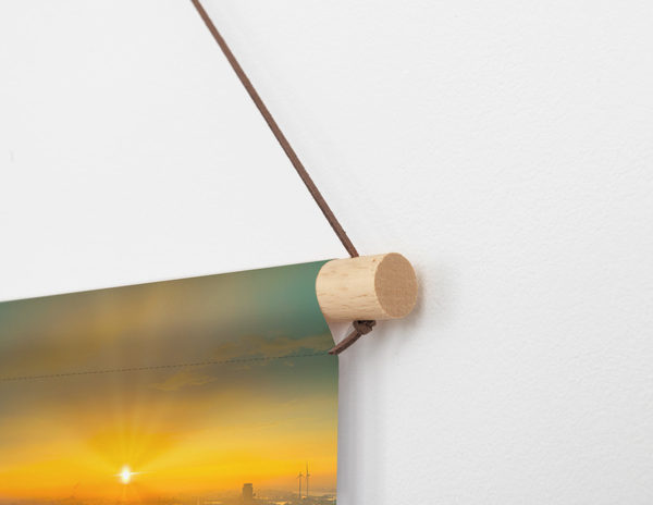 Textielposter met stokken van beukenhout