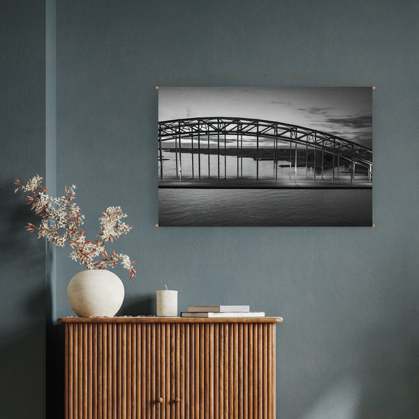 Textielposter met stokken van beukenhout