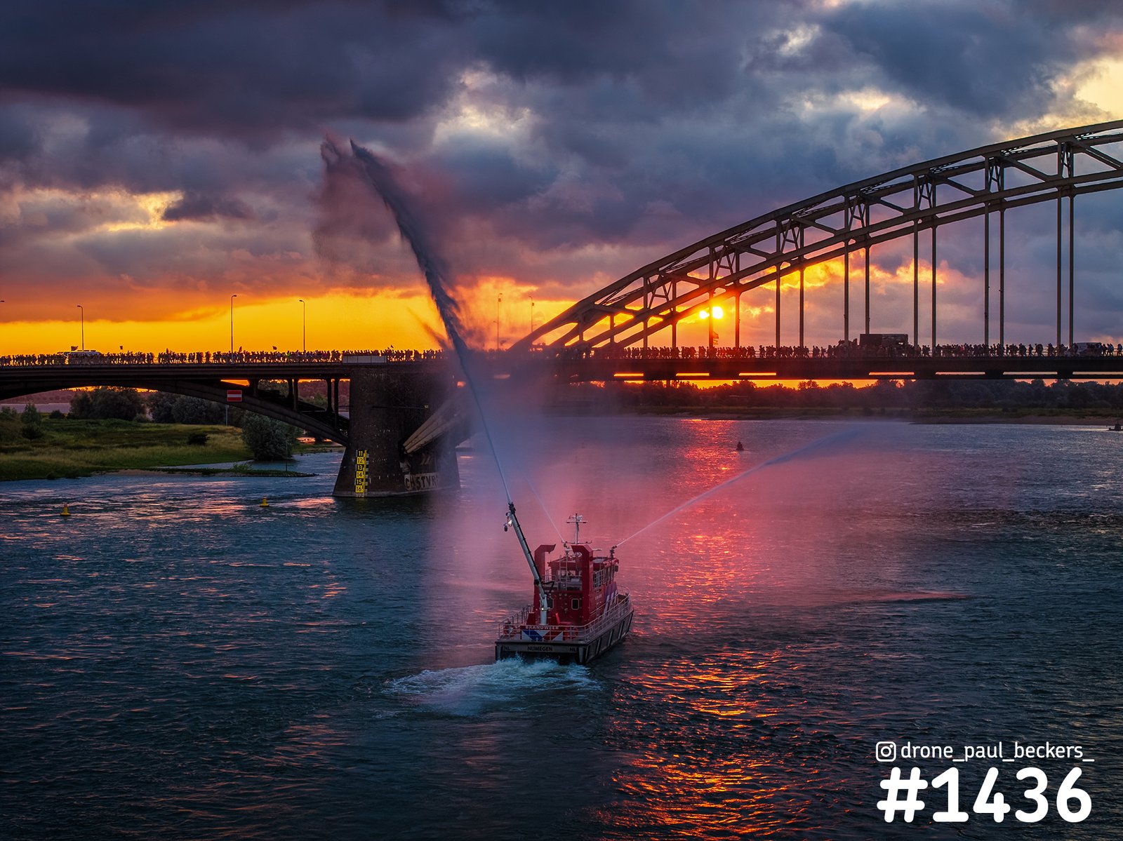 Iconisch Nijmegen: De Waalbrug tijdens de Vierdaagse – Wanddecoratie en Fotoproducte