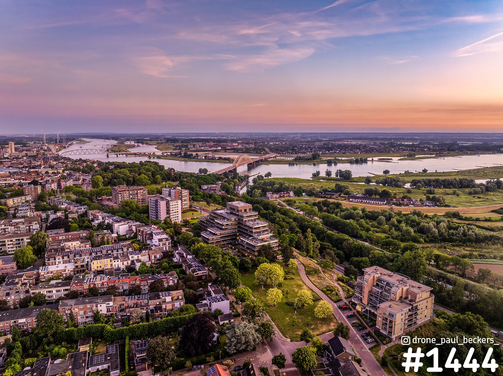 Luchtfoto van Nijmegen bij Zonsondergang