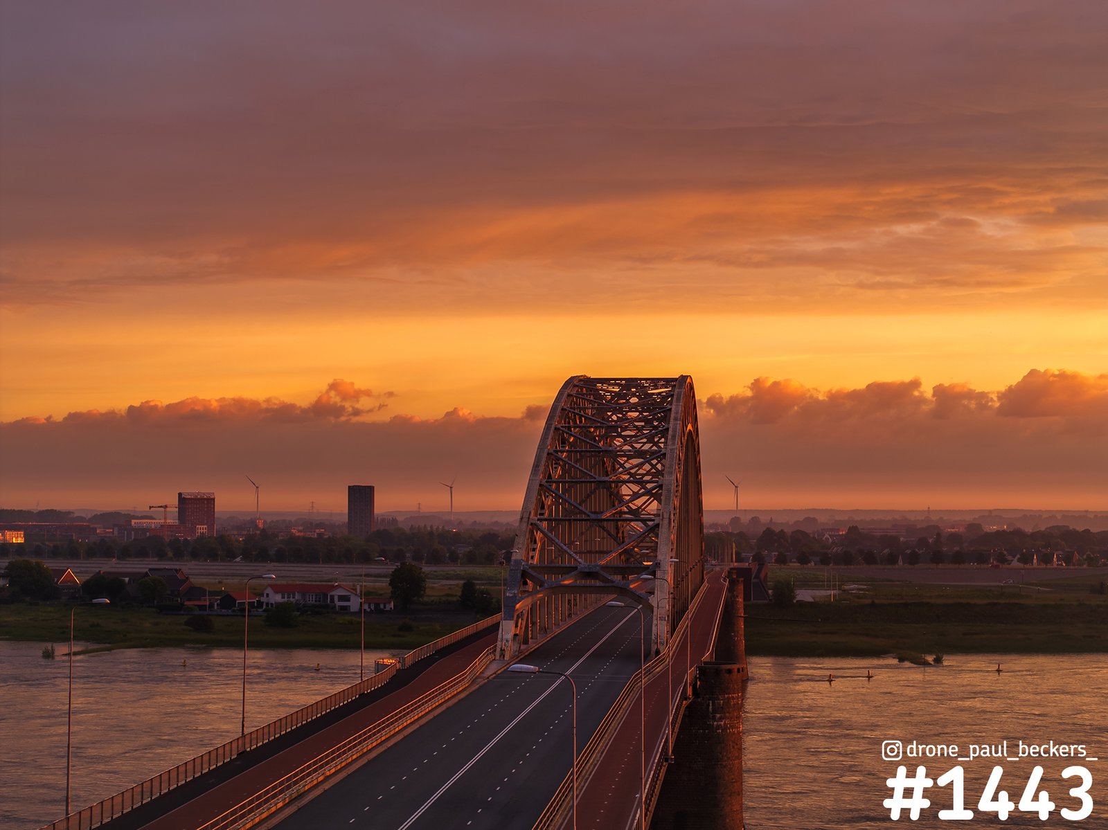 Indrukwekkende Zonsondergang boven de Waalbrug in Nijmegen