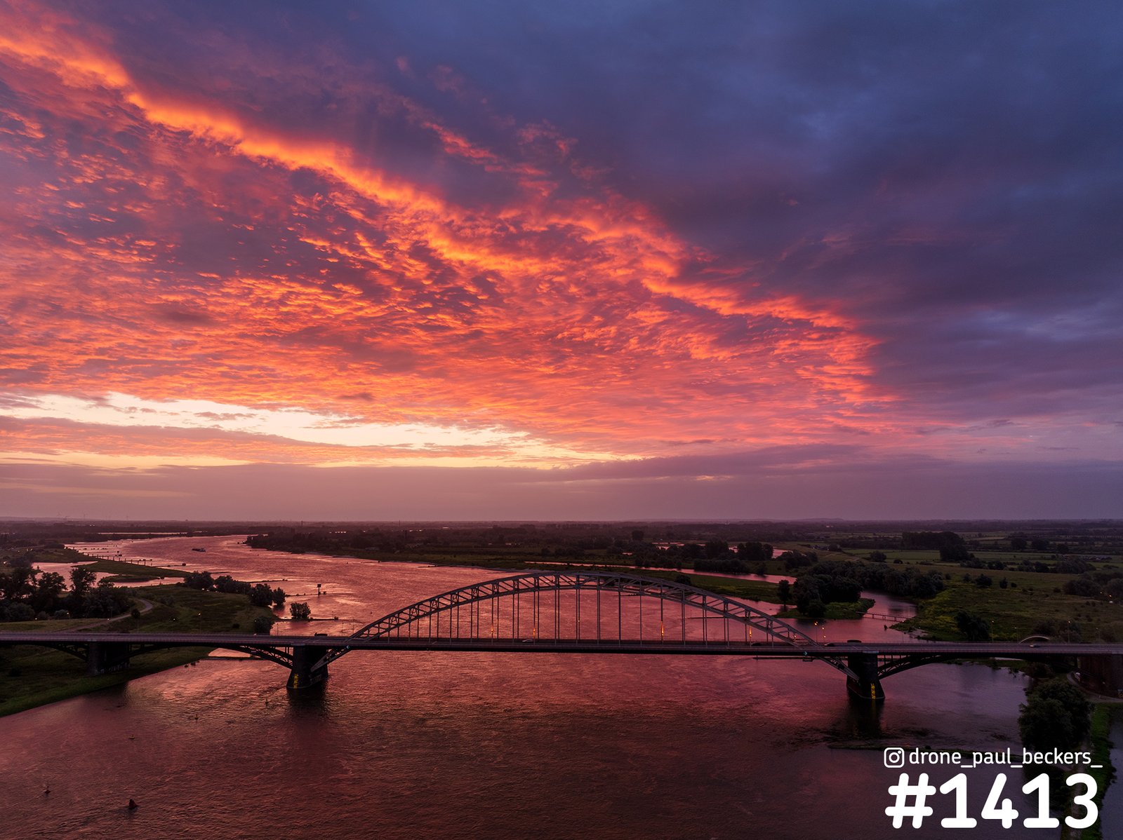 Zonsopgang boven de Waalbrug