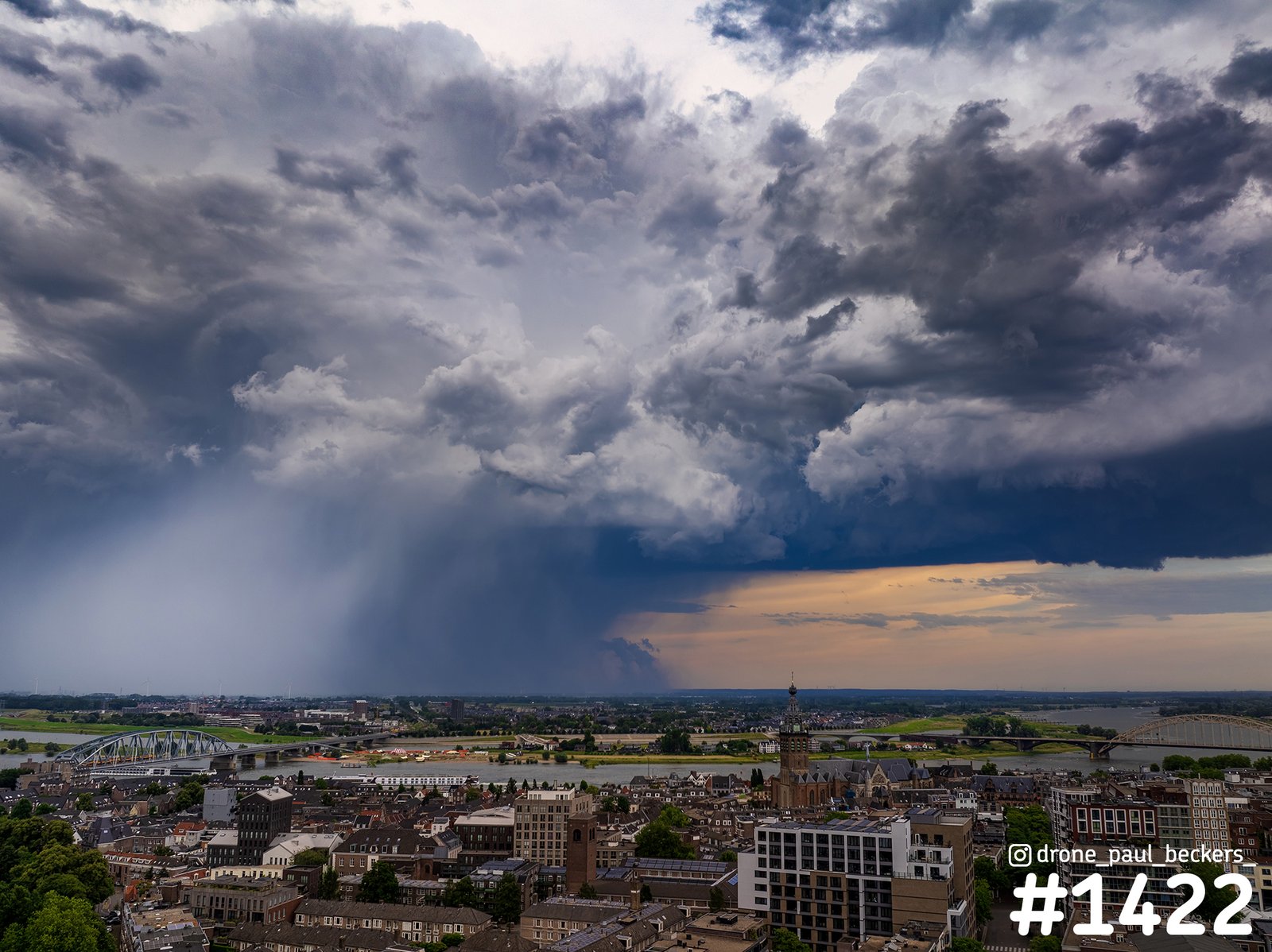 Nijmegen in de Storm: Stad onder Wolken