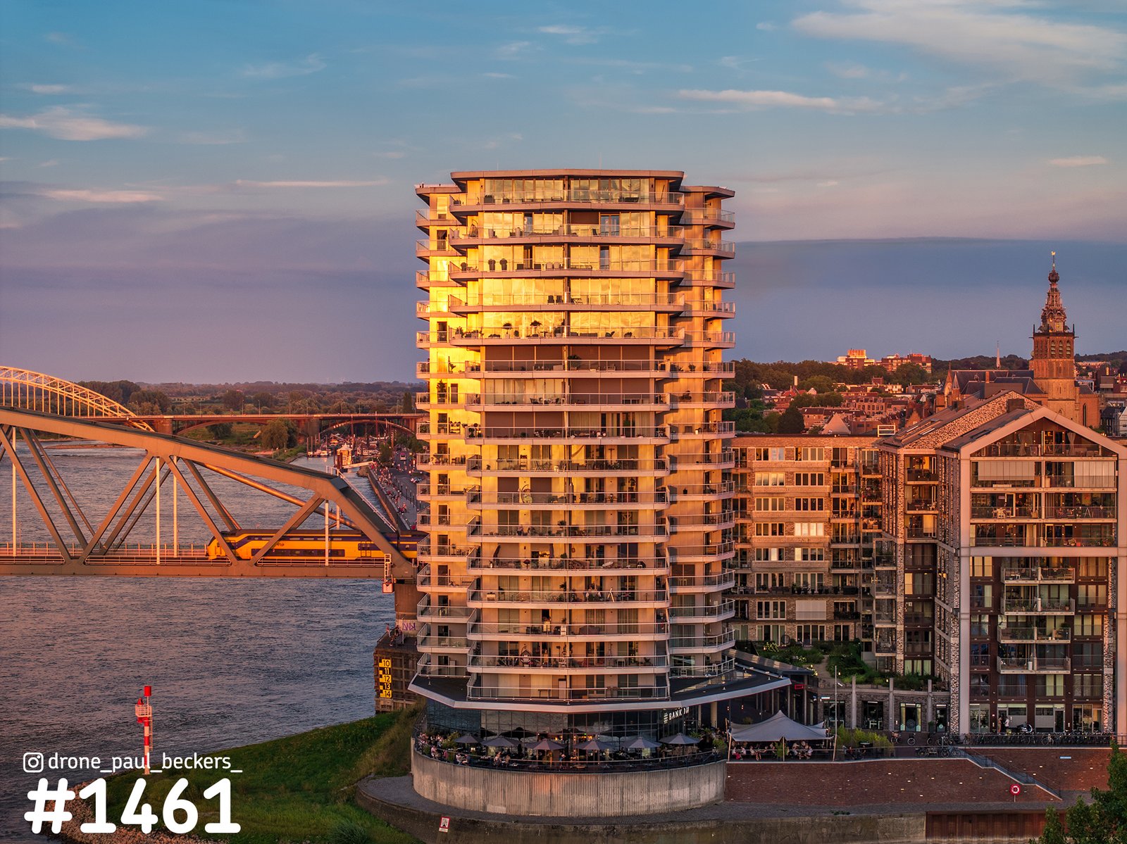 Zonsondergang over de Handelskade en Waalbrug in Nijmegen
