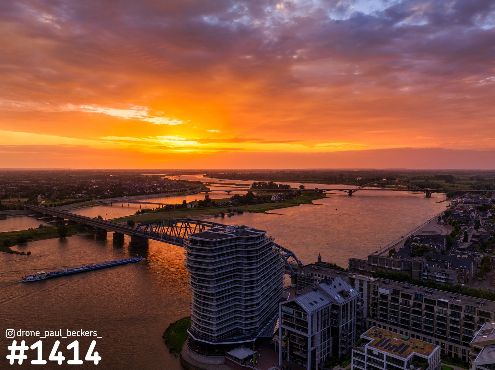 Nijmegen’s Handelskade en Waal tijdens de zonsopgang